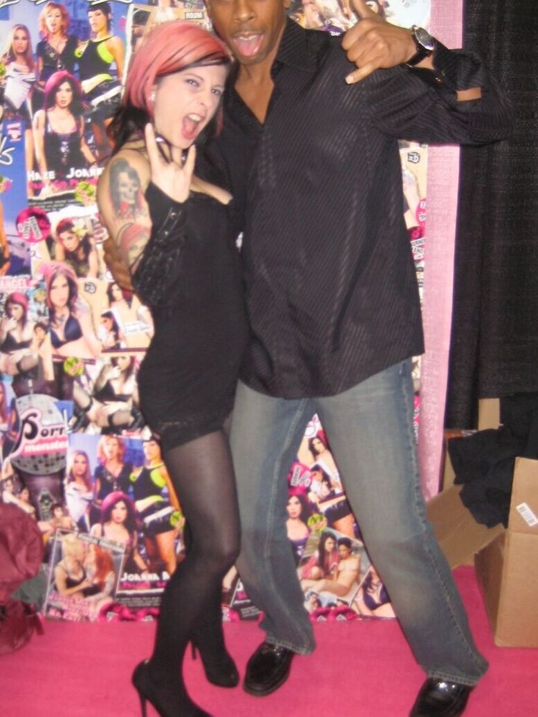 17P La maniaque du fétichisme sexy JOanna Angel et ses filles font la fête à l'expo du sexe
