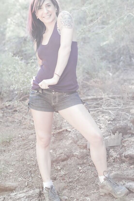 16P La asombrosa MILF amateur Joanna Angel se masturba al aire libre