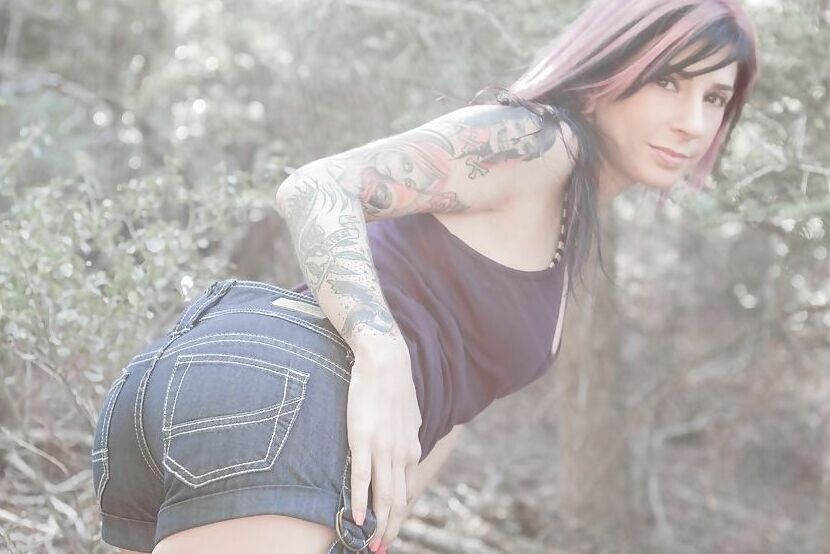 16P La asombrosa MILF amateur Joanna Angel se masturba al aire libre