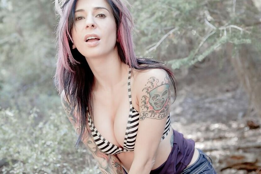 16P La asombrosa MILF amateur Joanna Angel se masturba al aire libre