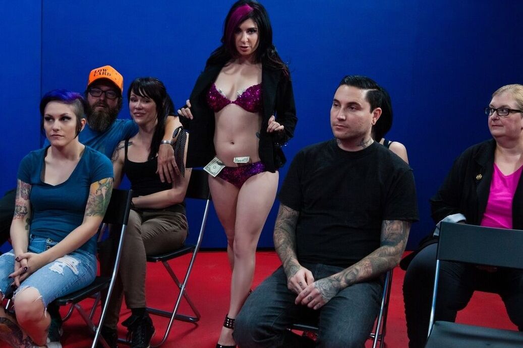 A estrela do 17P Fetish Joanna Angel influencia a eleição com grupo anal no palco