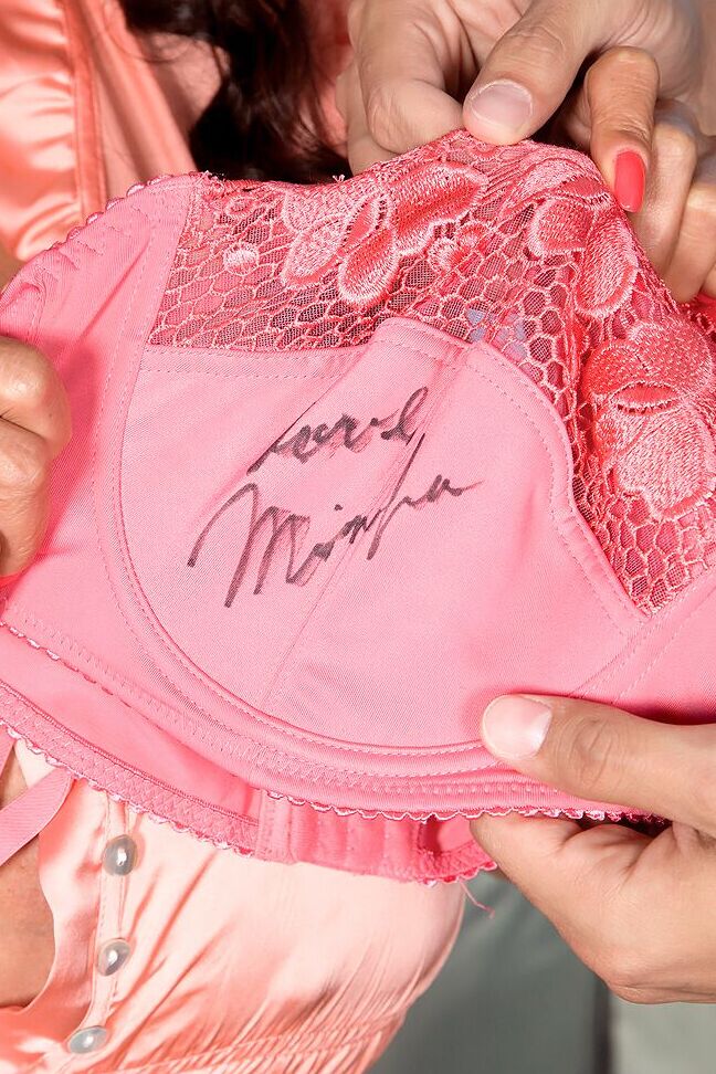 16P Mulher asiática madura Minka ganha um sutiã antes de perder seus peitos enormes