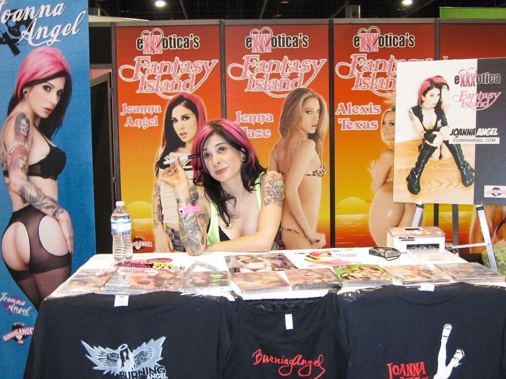 Las estrellas porno 15P Joanna Angel y Jenna Haze se encuentran y saludan a sus fans en una convención XXX