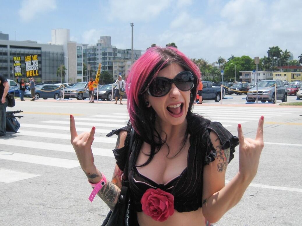 Las estrellas porno 15P Joanna Angel y Jenna Haze se encuentran y saludan a sus fans en una convención XXX