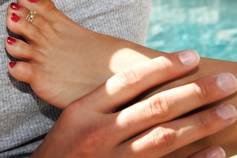 Das 16-jährige Latina-Fußfetisch-Babe Mulani Rivera gibt einen Blowjob und wird gevögelt