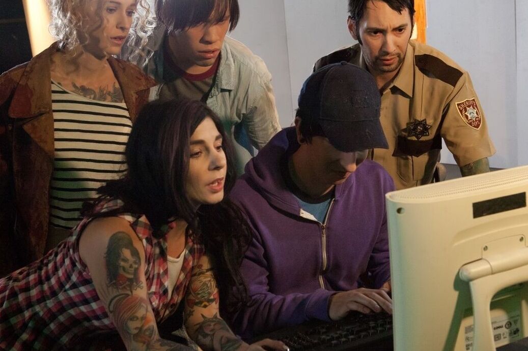 17P Estrelas pornôs tatuadas criam uma cena de Walking Dead feita como uma paródia XXX