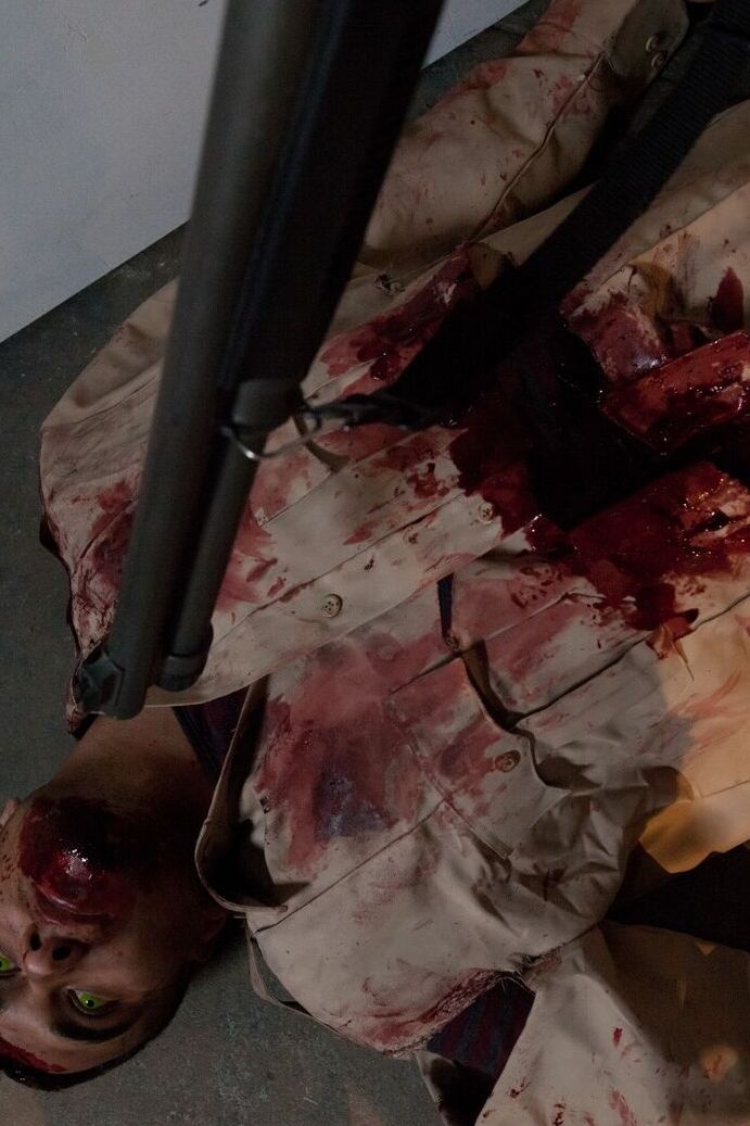 17P Estrelas pornôs tatuadas criam uma cena de Walking Dead feita como uma paródia XXX