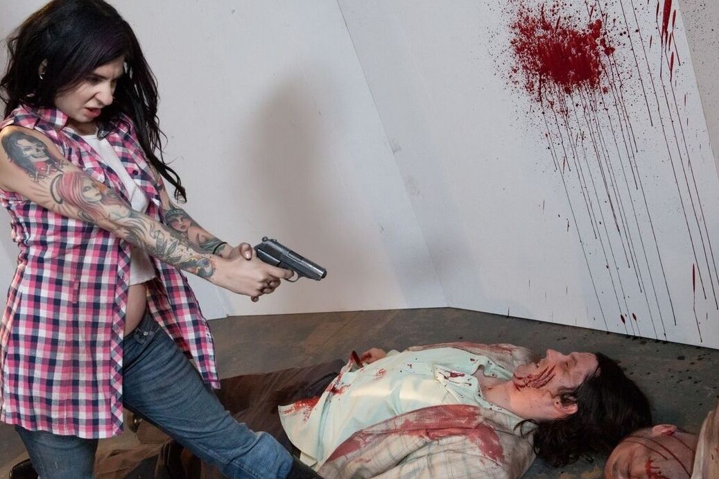 17P Estrelas pornôs tatuadas criam uma cena de Walking Dead feita como uma paródia XXX