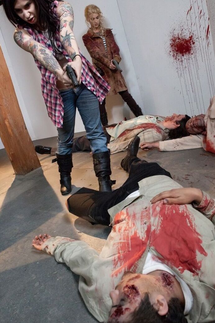 17P Estrelas pornôs tatuadas criam uma cena de Walking Dead feita como uma paródia XXX