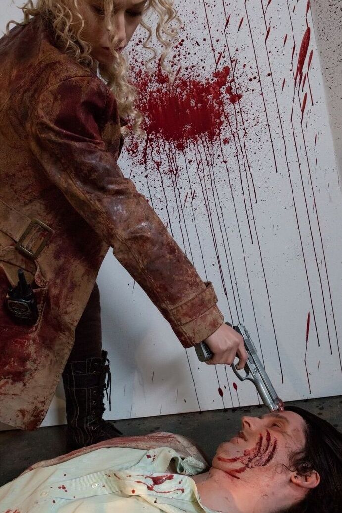 17P Estrelas pornôs tatuadas criam uma cena de Walking Dead feita como uma paródia XXX