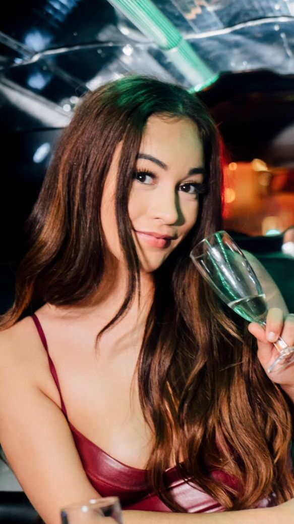 12P La jeune sexy Ginebra Bellucci a des relations sexuelles interraciales sur un stand à l'intérieur d'un club.