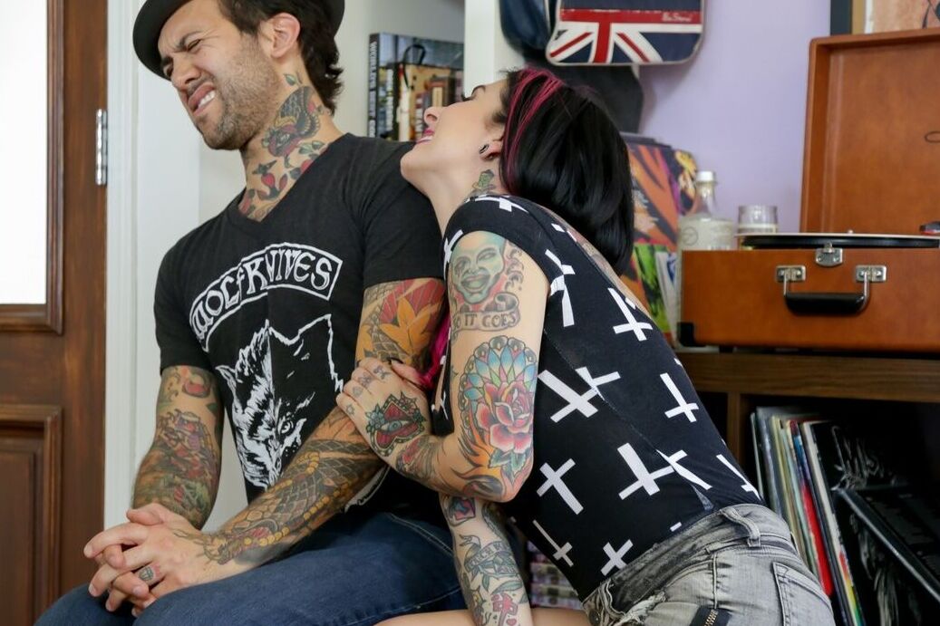 17P Joanna Angel, tatuada de colores, se une a la pechugona Anna Bell Peaks en un trío anal