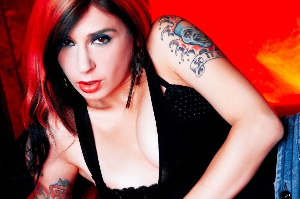 17P A sedutora tatuada erótica Joanna Angel posa nua com sua buceta careca espalhada