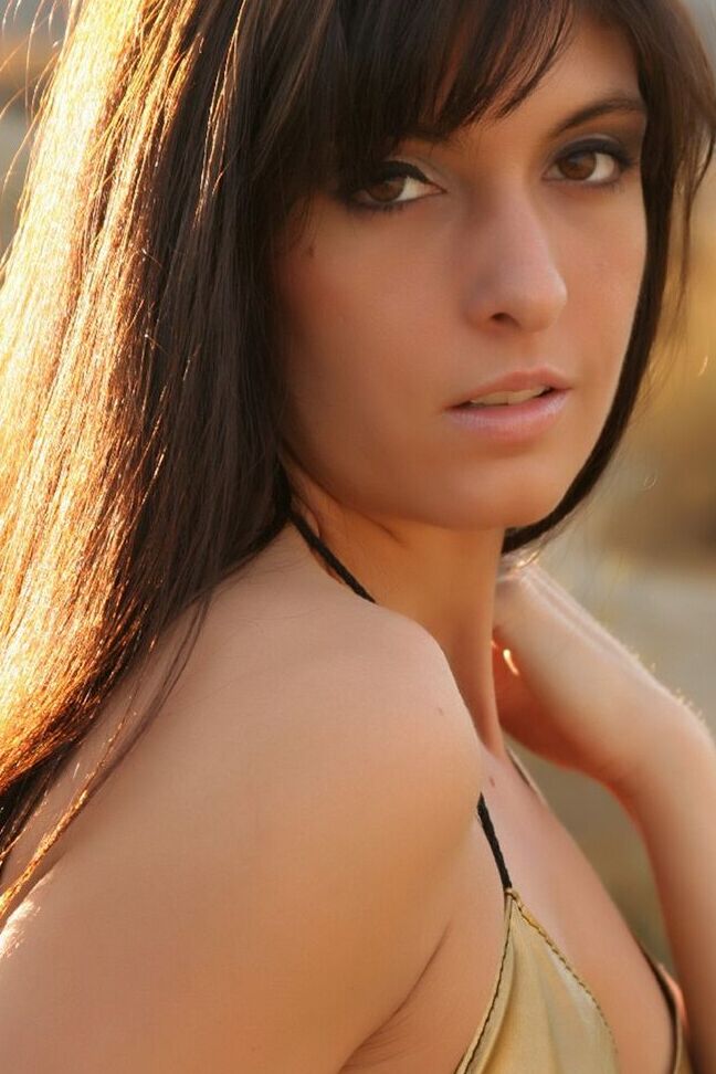 Das 12P-Solomädchen Vixen Courtney modelt im Freien für eine SFW in arabischer Prinzessinnenkleidung