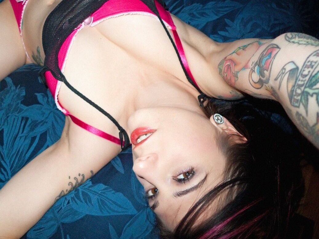 17P La belleza MILF cachonda Joanna Angel mostrando su coño afeitado