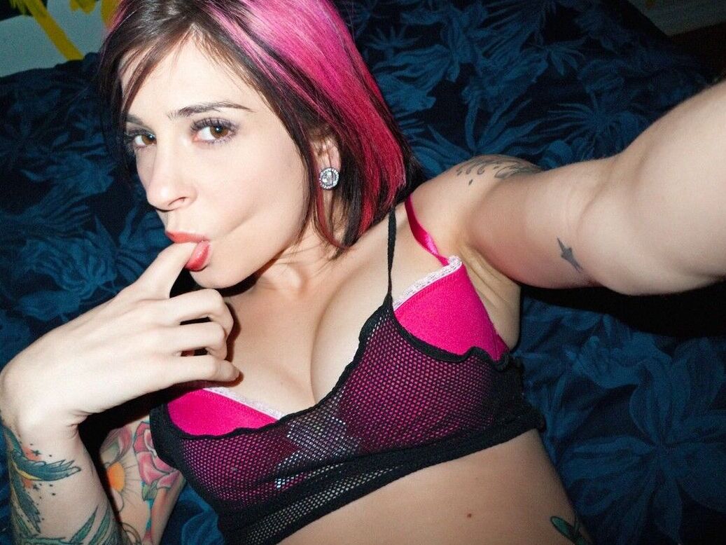 17P La belleza MILF cachonda Joanna Angel mostrando su coño afeitado
