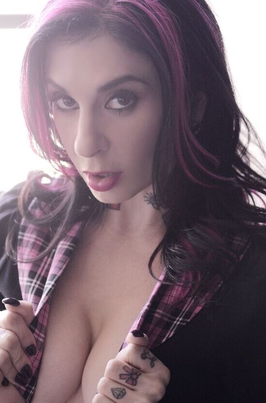 12P Gata com figura perfeita Joanna Angel mostra seu corpo tatuado e peitos grandes