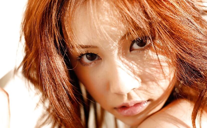 15P asiatisches Teenie-Babe in Strümpfen Reika Shina schlüpft aus ihren Dessous
