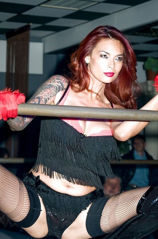 16P A pornstar asiática Tera Patrick pavoneando-se com meias pretas e botas