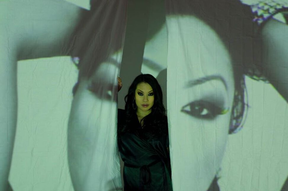 21P Petite Asian MILF Asa Akira se despindo e exibindo sua bela bunda em um solo