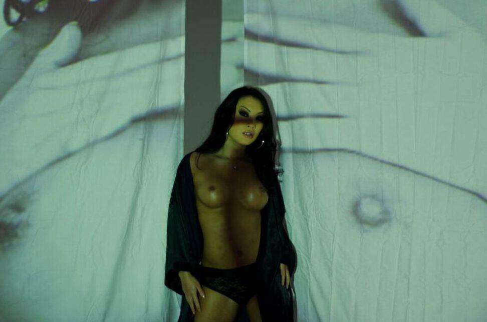 21P Petite Asian MILF Asa Akira se despindo e exibindo sua bela bunda em um solo