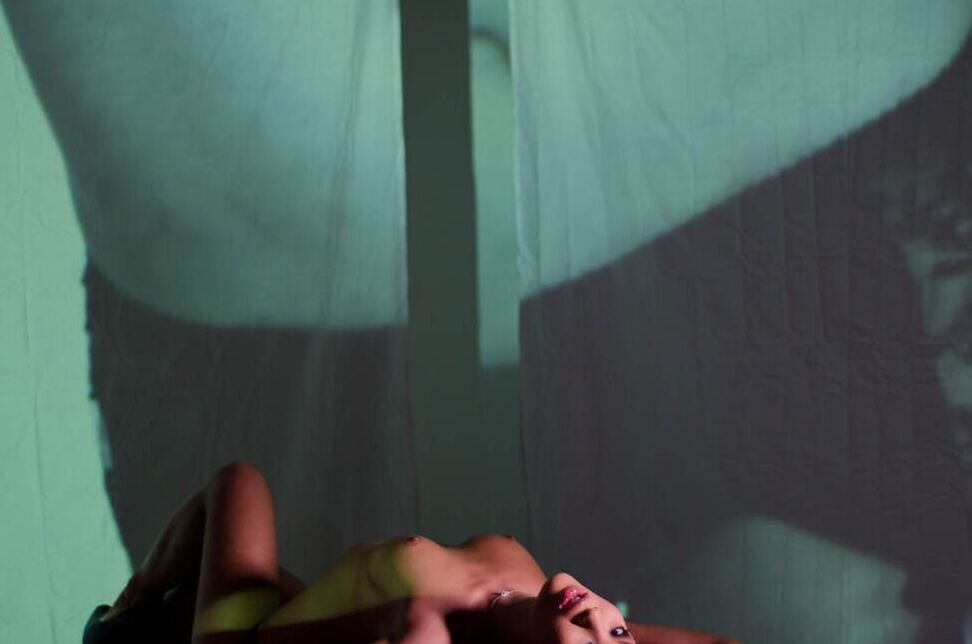 21P Petite Asian MILF Asa Akira se despindo e exibindo sua bela bunda em um solo