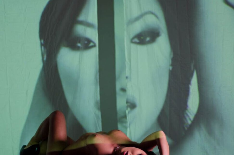 21P Petite Asian MILF Asa Akira se despindo e exibindo sua bela bunda em um solo