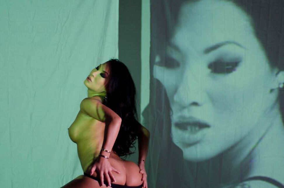 21P Petite Asian MILF Asa Akira se despindo e exibindo sua bela bunda em um solo