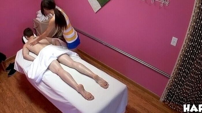 16P 素敵なアジアのマッサージ師がクライアントをからかって激しく毛を剃る