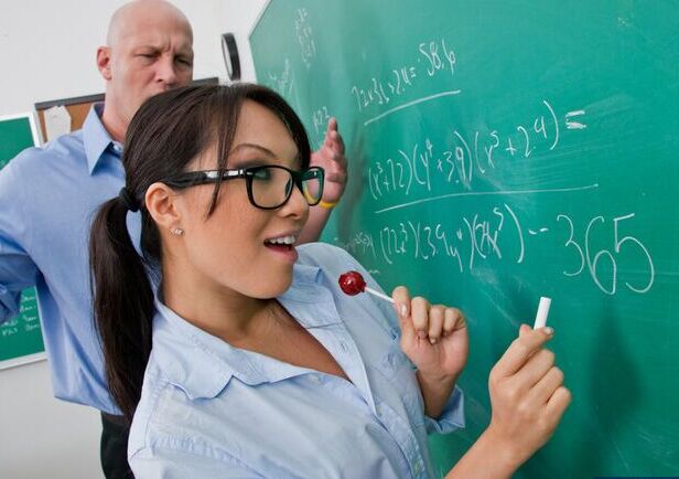 Asa Akira, étudiante asiatique de 14P, a des relations sexuelles avec son professeur tout en portant des lunettes
