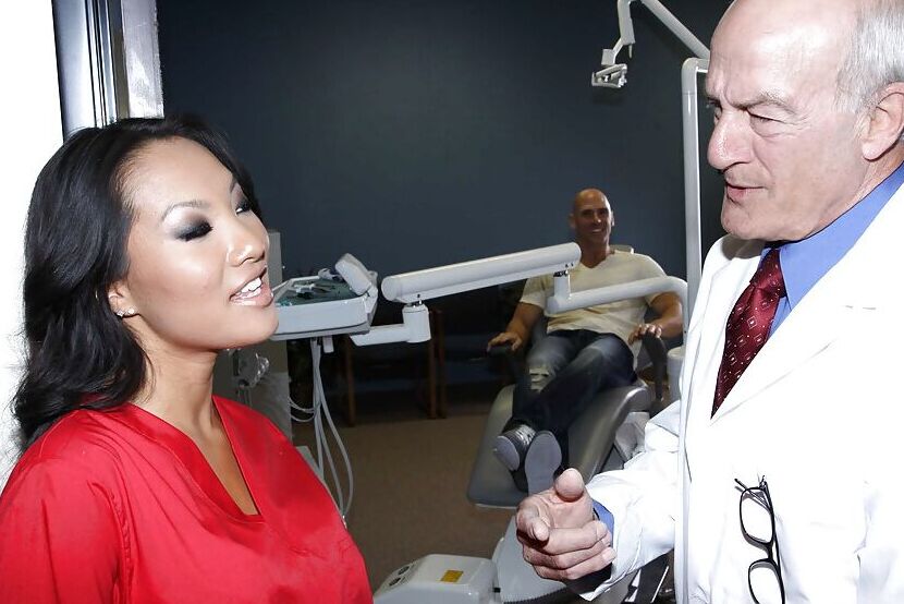 16P Die sexy Asiatin Asa Akira zog ihre medizinische Uniform aus, um hart zu ficken