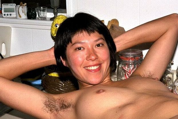 16P La asiática amateur Amanda se quita las bragas negras y revela su gran arbusto