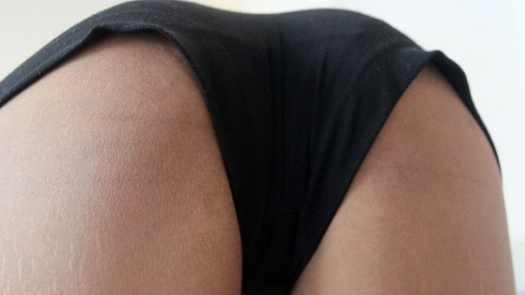 12P A vagabunda asiática gostosa fica nua para exibir suas tatuagens sensuais e sua buceta careca de perto