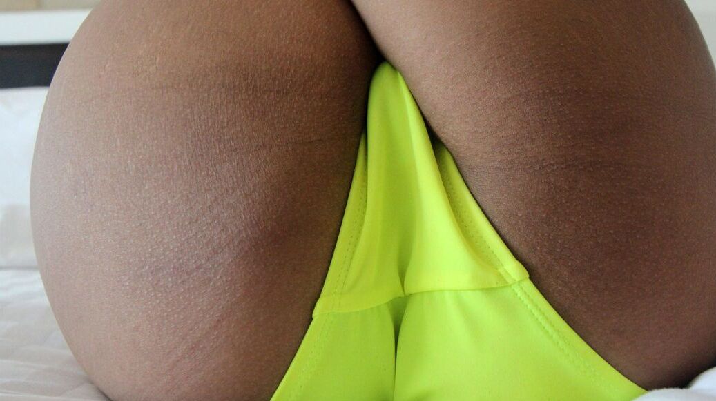 12P A vagabunda asiática gostosa fica nua para exibir suas tatuagens sensuais e sua buceta careca de perto
