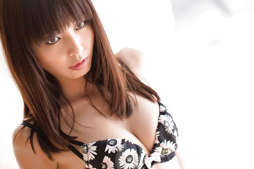 Marica Hase, une asiatique 14P, montre ses jolis petits seins et sa chatte.