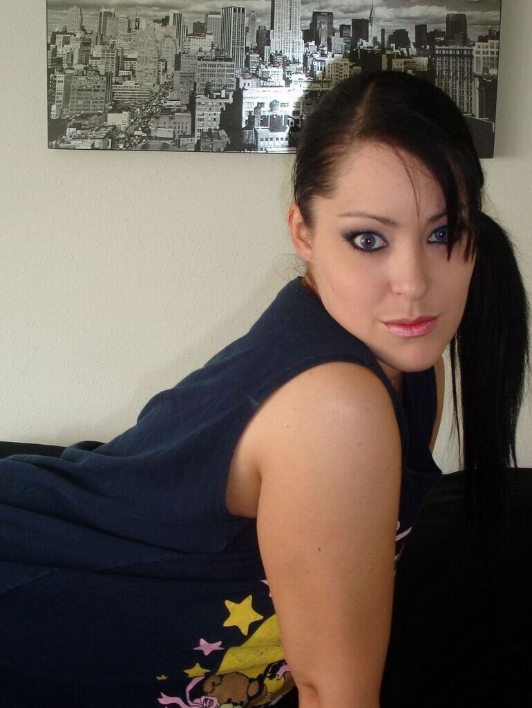 12P Kitty tira fotos de sua linda rodada perfeita para foder a bunda