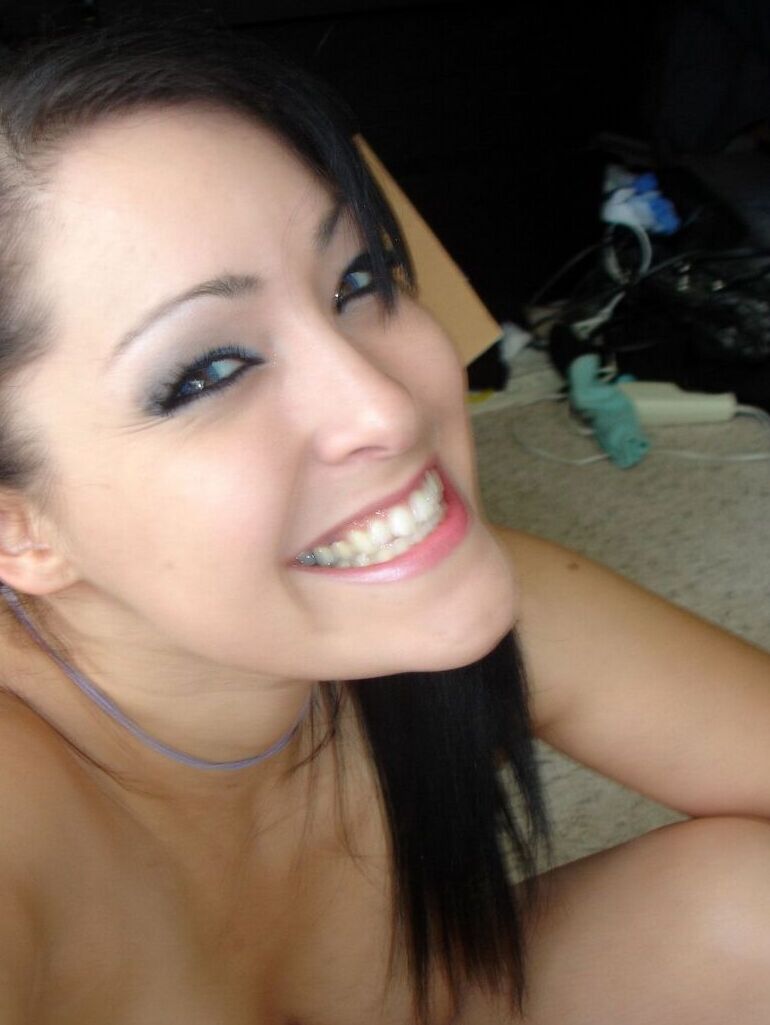 12P Kitty tira fotos de sua linda rodada perfeita para foder a bunda