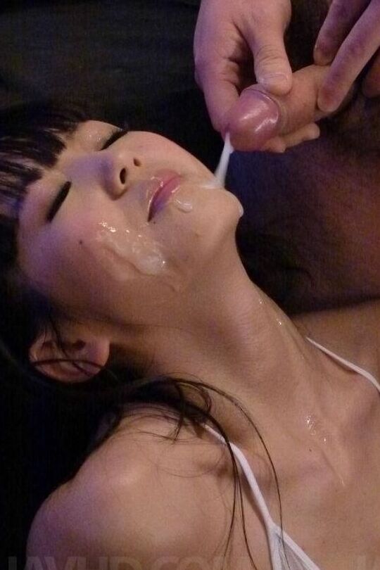 16P A japonesa Riisa Minami recebe uma gozada facial após ser masturbada