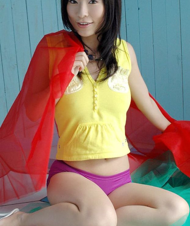 16P Nena asiática elegante en medias mostrando sus pequeñas curvas