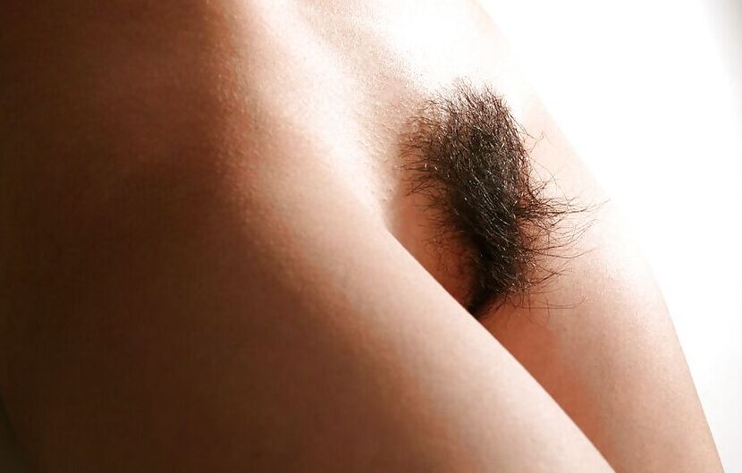 12P Gata asiática graciosa com pernas sensuais tirando o vestido e a calcinha