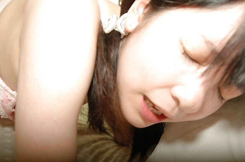 16P Adolescente asiática con calcetines hasta la rodilla lamida y amartillada en su coño afeitado