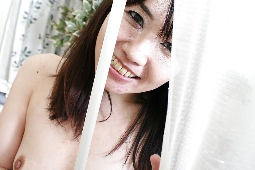 16P Safado asiático MILF tira a roupa e recebe seus dedos de fenda peluda
