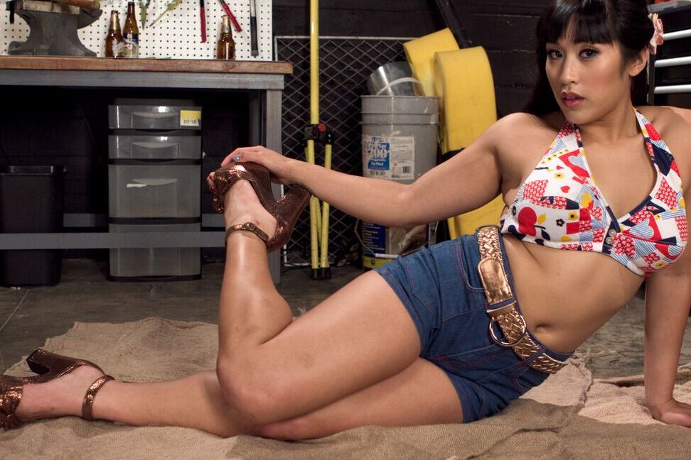 16P Asian chick Mia Li gets down on shop floor and displays her splayed toes