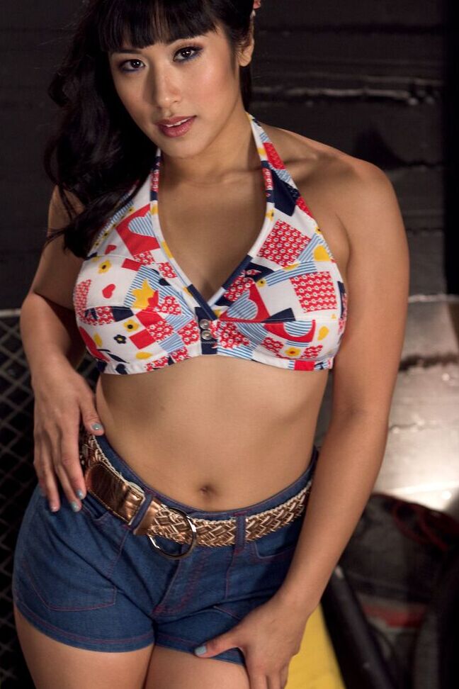 16P Asian chick Mia Li gets down on shop floor and displays her splayed toes