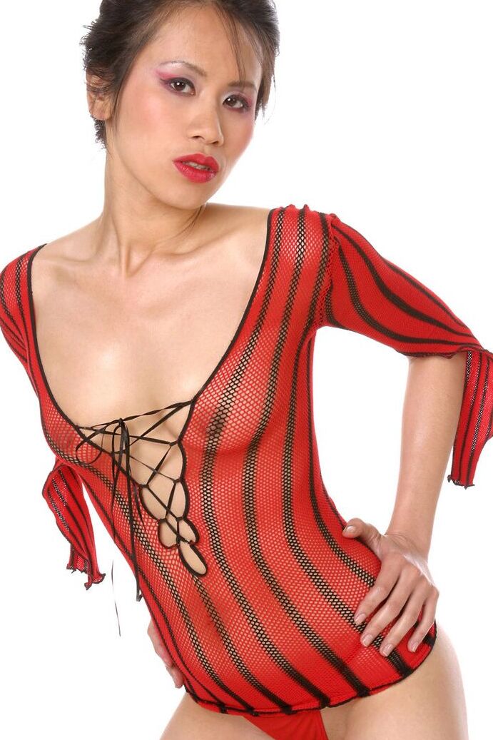15P La impresionante asiática Ting modela sus pequeñas tetas