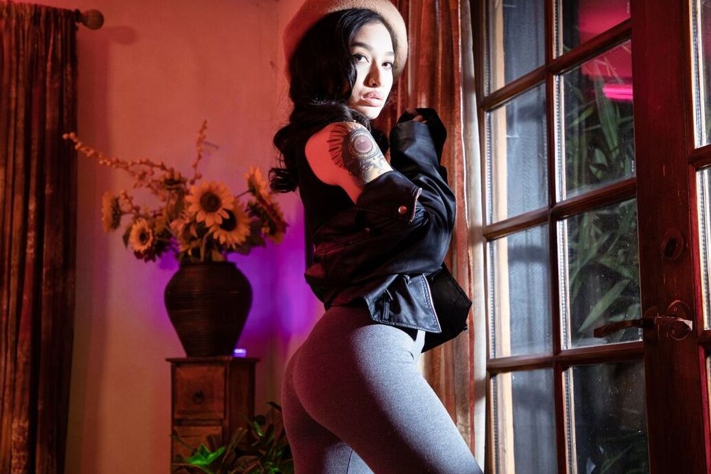15P Adolescente asiática se desnuda junto a las puertas del patio por la noche mientras usa una boina