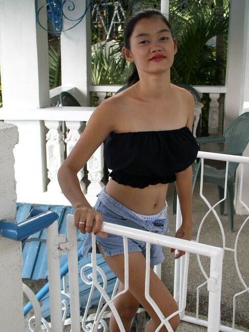 16P La adolescente filipina tetona Alma Chua tiene sexo con su amigo en un patio cubierto
