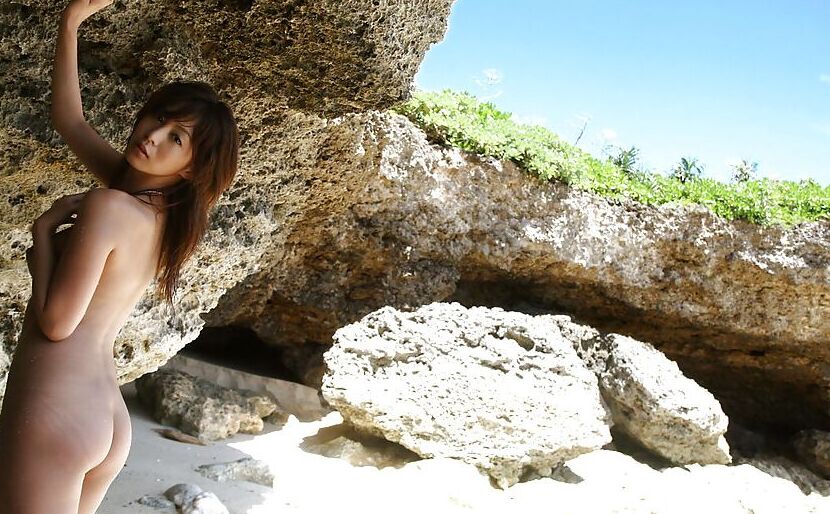 14P Adorável menina asiática exibindo suas curvas sedutoras ao ar livre