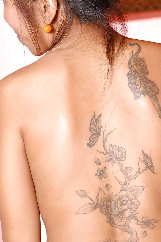16P Amadora asiática não nua Linny se despindo para revelar tatuagens e boceta raspada