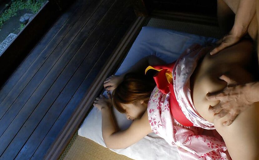 16P, la jeune asiatique Nanami Wakase se fait doigter et dresser sa chatte touffue.